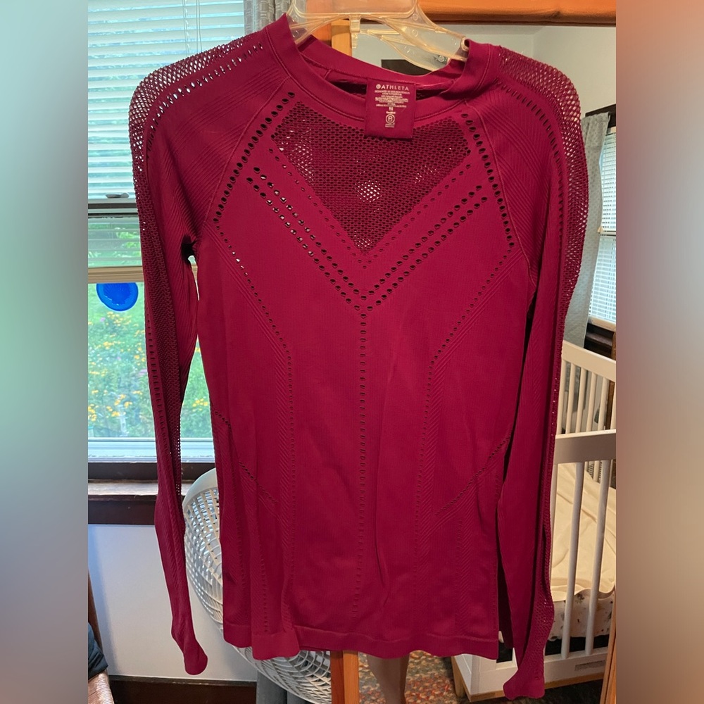 Athleta laser cut out athletic top- EUC size M